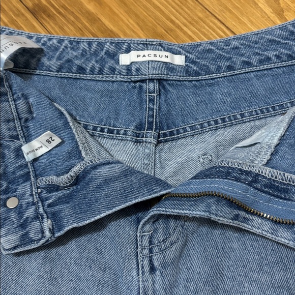 PacSun Denim Mom Short Size 28 - Picture 2 of 3